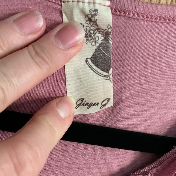 🍉Unique Tank top, elastic hem, floral ‘fan’ embellishments Dusty rose, S, NWOT - Picture 4 of 6